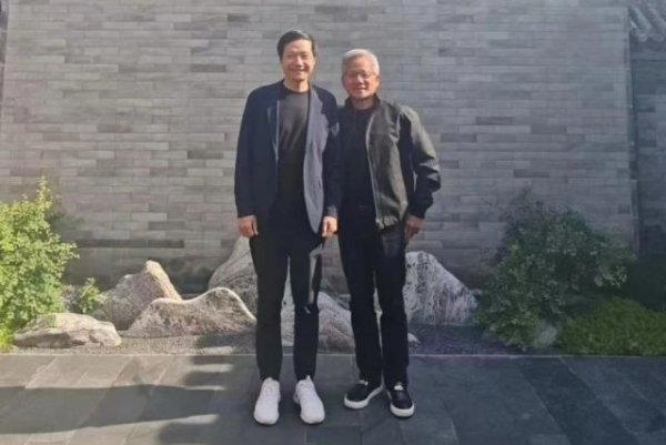 股票配资平台论坛官网 英伟达 CEO 黄仁勋回应大热天穿皮夹克：西装没来得及干洗